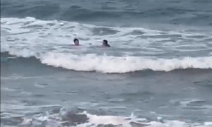 Clip: Lao xuống biển động cứu du khách bị chuột rút ở Cửa Lò