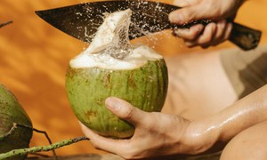 Thời điểm 'vàng' uống nước dừa làm đẹp da