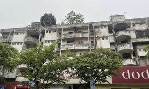 Cận cảnh chung cư cực kỳ nguy hiểm nằm giữa trung tâm Hà Nội