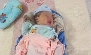 Bé gái sơ sinh bị bỏ rơi vào sáng sớm ở gần nhà văn hóa