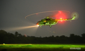 Khi trực thăng 'vẽ lửa' trên bầu trời đêm