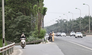 Xe máy 'tranh đường' với ô tô trên đại lộ Thăng Long bị phạt nặng, trừ điểm GPLX