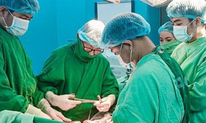 Giành lại sự sống cho nam thanh niên 18 tuổi sốc đa chấn thương sau tai nạn giao thông