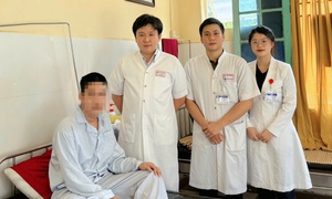 Nội soi gắp 3 bàn chải đánh răng trong bụng nam thanh niên