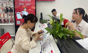 Nguy cơ bị khóa sim từ 15/4: Người dân Hà Nội vội vàng đi xác thực thuê bao