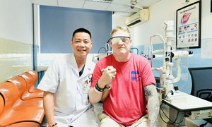 Không thể chờ 9 tháng mới được mổ, đầu bếp Mỹ thực hiện hành trình 'xuyên đại dương' đi tìm ánh sáng