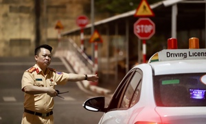 Sát hạch lái xe tại Hà Nội: Dùng công nghệ 'bịt cửa' gian lận