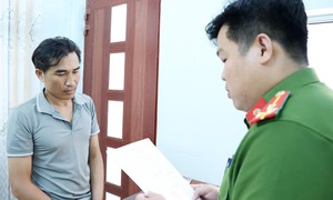 Bắt đối tượng hiếp dâm con riêng của người tình dẫn tới có thai