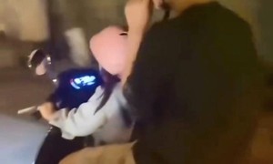 Xôn xao bé gái 6 tuổi điều khiển xe máy điện chở người lưu thông trên đường