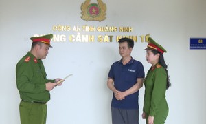 Bắt khẩn cấp 2 mẹ con sản xuất gần 1.000 lít 'dấm nếp ủ men từ gạo' từ hóa chất