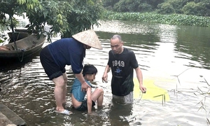 Cố bơi ra sông lấy lại diều đứt dây, bé trai 12 tuổi suýt chết đuối
