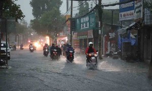 Miền Trung tiếp tục mưa dông, miền Bắc có nắng gián đoạn