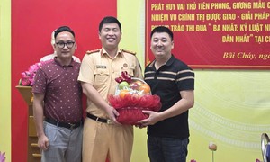 CSGT Quảng Ninh dùng xe đặc chủng mở đường đưa sản phụ chuyển dạ đến viện cấp cứu