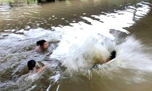 Đau lòng hai cháu nhỏ bị đuối nước khi tắm suối