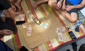 Sát phạt 'bầu cua' ngay trên điện thoại, 8 người bị bắt quả tang