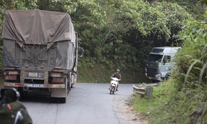 Bất an vì xe tải nặng trên Quốc lộ 49