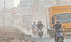 Hà Nội mạnh tay với công trường gây ô nhiễm: Bụi bẩn, rơi vãi vật liệu có thể bị đình chỉ thi công