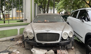 Loạt xe sang bị 'bỏ quên' trên vỉa hè Hà Nội: Từ Mercedes S63 đến Bentley