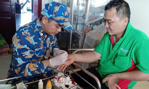 Nhà giàn DK1/7 kịp thời xử trí vết thương cho ngư dân bị cá chình cắn