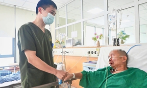 Sốt cao không rõ nguyên nhân, viêm phổi nặng, người đàn ông hồi sinh kỳ diệu từ 'cửa tử'