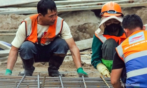 Giữa thời tiết oi nóng, công nhân hối hả thi công Vành đai 2,5