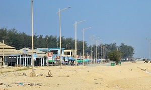 Oằn mình vượt qua nhiều đợt mưa bão, bãi biển nổi tiếng ở Huế vào mùa đón khách