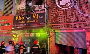 Kịp thời cứu 4 người mắc kẹt trong vụ cháy ở trung tâm TP Hồ Chí Minh