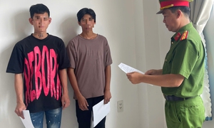 Người phụ nữ bị nhóm thiếu niên ném bom xăng vào nhà