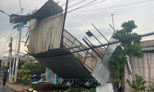 Dông lốc làm sập và tốc mái 47 căn nhà ở Đồng Tháp