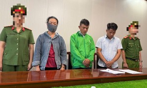 Khởi tố 3 đối tượng đổ trái phép hơn 180 tấn chất thải xuống bãi đất trống ở Khánh Hòa