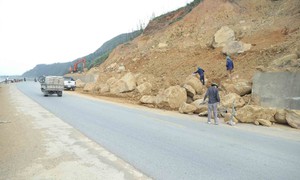 Xử lý điểm sạt lở nghiêm trọng trên tuyến ven biển Hà Tĩnh
