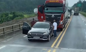Xác minh vụ ô tô Mercedes dừng giữa cao tốc, chặn xe đầu kéo để 'lời qua tiếng lại'