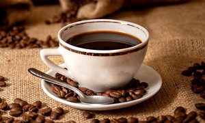 Tiêu thụ quá 400 mg caffeine mỗi ngày có thể gây mất canxi và loãng xương?