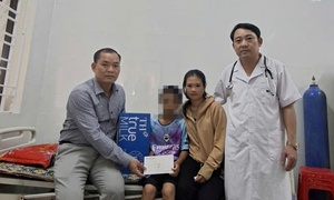 Bé trai nghi bị bạo hành ở Nghệ An được đưa đến cơ sở y tế thăm khám