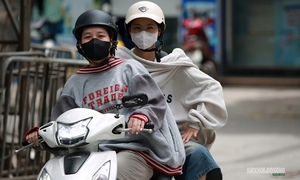Hà Nội 'hầm hập' nắng nóng đầu mùa, người dân kín mít áo chống nắng ra đường