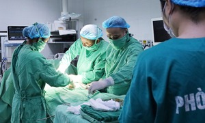 Cấp cứu thành công sản phụ vỡ ối tại nhà, ngôi ngang, rau tiền đạo nguy kịch