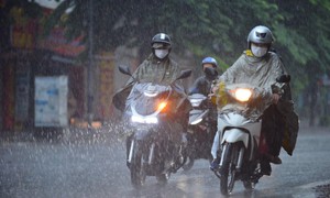 Miền Bắc kết thúc nắng nóng, mưa dông kèm nguy cơ lốc sét