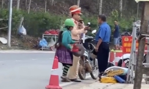 Video vợ mang chiêng 'làm lễ' khi chồng bị giữ xe do vi phạm nồng độ cồn