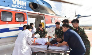 Cấp cứu đường không xuyên đêm cứu 2 bệnh nhân nguy kịch từ Trường Sa về đất liền điều trị