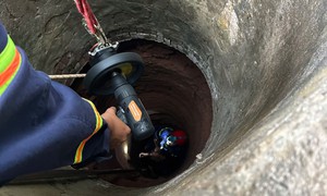 TPHCM: Giải cứu người rơi giếng sâu 35m