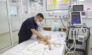 Nhiễm 5 tác nhân hô hấp sau sặc nước, bé 2 tuổi suýt mất mạng