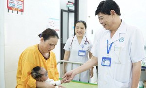 Bé gái 4 tháng tuổi mắc bệnh da hiếm gặp, viêm phổi tái diễn được điều trị ổn định