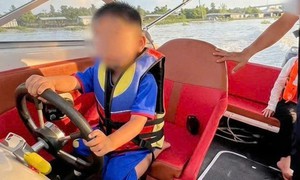 Bé trai 3 tuổi cầm lái ca nô trên sông, cha quay clip đăng mạng