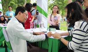 Người dân hào hứng khám sức khỏe miễn phí tại Ngày Dinh dưỡng cộng đồng Việt Nam lần 6