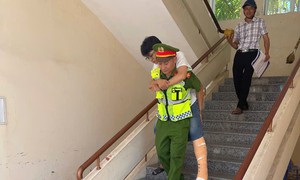 Công an xã dùng ô tô đến tận nhà đón thí sinh ngủ quên tới điểm thi