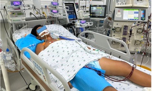 Đá bóng dưới trời nắng, bé trai sốc nhiệt biến chứng huỷ cơ, suy đa cơ quan