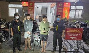 Hà Nội: Bắt nhóm ‘quái xế’ mang tuýp sắt, xịt hơi cay tấn công Tổ công tác 141