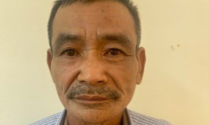 Bị kiểm tra nồng độ cồn, người đàn ông dí dao vào cổ công an