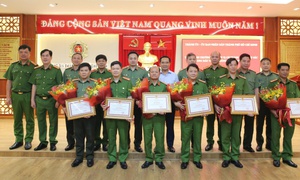 Chủ tịch UBND TPHCM khen thưởng Ban chuyên án phá nhanh vụ nổ súng do 2 người nước ngoài gây án