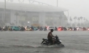 Quảng trường trước sân vận động Mỹ Đình và nhiều khu vực ở Hà Nội ngập nặng do mưa lớn